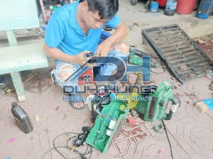 Thợ sửa máy bơm nước Dĩ An