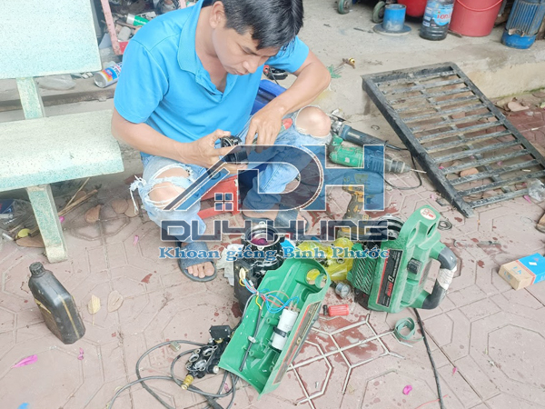 Thợ sửa máy bơm nước Dĩ An